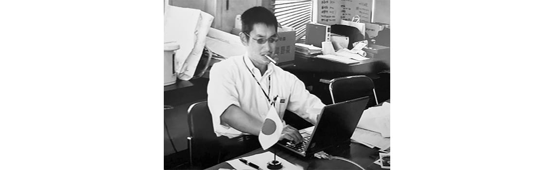 平成15年、小松川共同捜査本部にて。私物パソコンに、咥えタバコの時代だった。